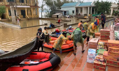 Ấm áp tình người giữa vùng lũ dữ: Biệt đội ca nô 0 đồng như "phép màu" cho bà con khi nước ngày càng dâng cao